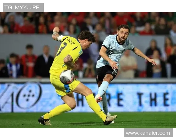 足球明星用足球反击对手瞬间集锦展现球场智慧与风采